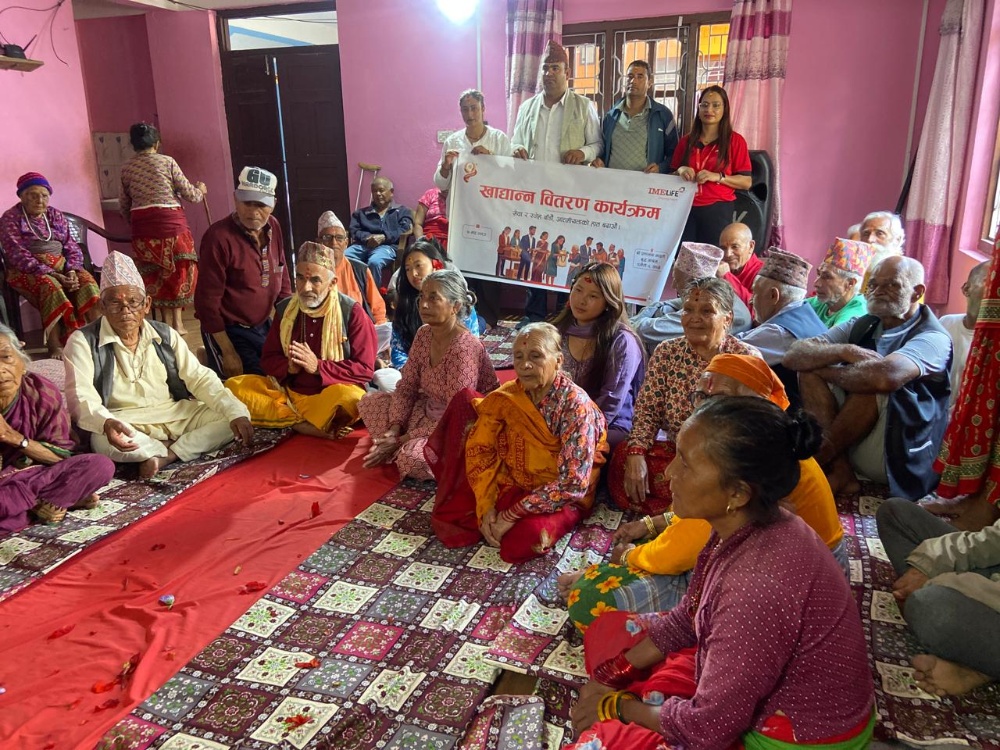 आईएमई लाइफ पनौती शाखाद्वारा वृद्धाश्रममा खाद्यान्न सामग्री वितरण